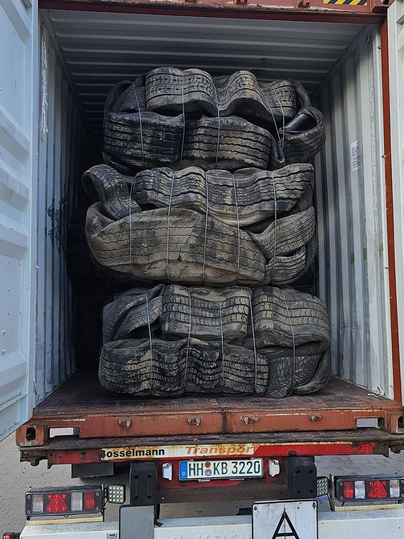 Loading a sea container with pressed bales