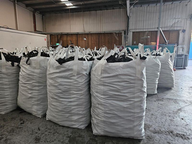 Gummigranulat in Big Bags bereitgestellt