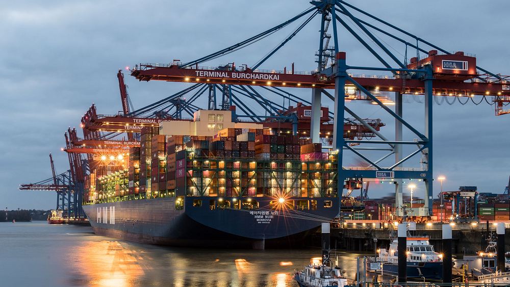 Containerterminal im Hamburger Hafen bei Abenddämmerung