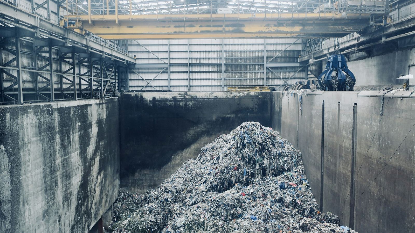 Zerkleinertes Ersatzbrennstoffmaterial im Annahmebunker eines Verwertungskraftwerks