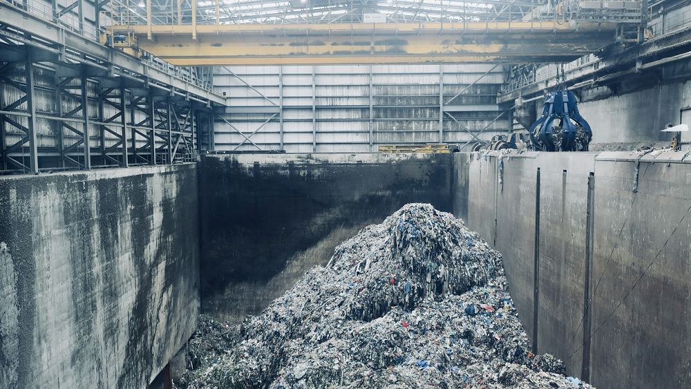 Zerkleinertes Ersatzbrennstoffmaterial im Annahmebunker eines Verwertungskraftwerks