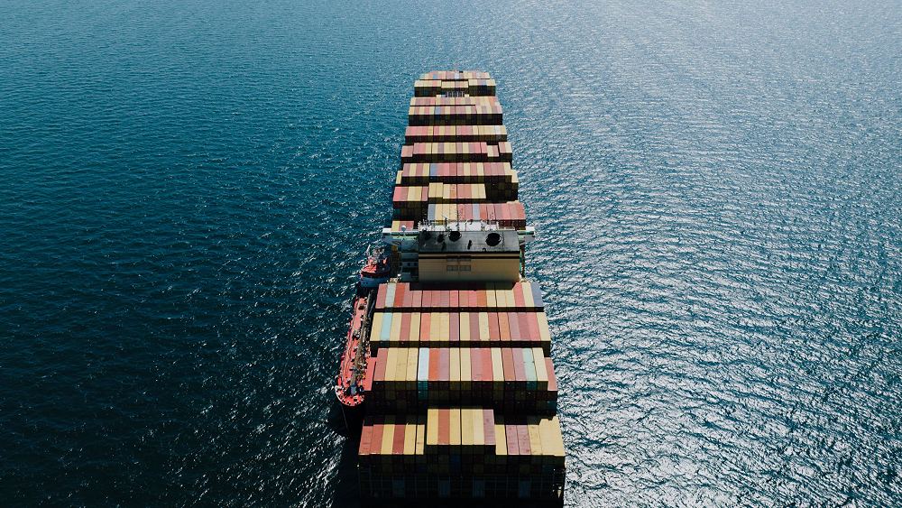 Vollbeladenes Containerschiff auf offener See