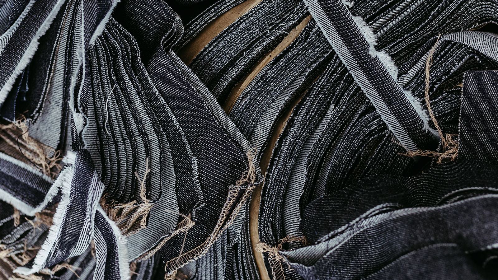 Gemischte Alttextilien aus Bekleidung und Heimtextilien vor der Ballierung