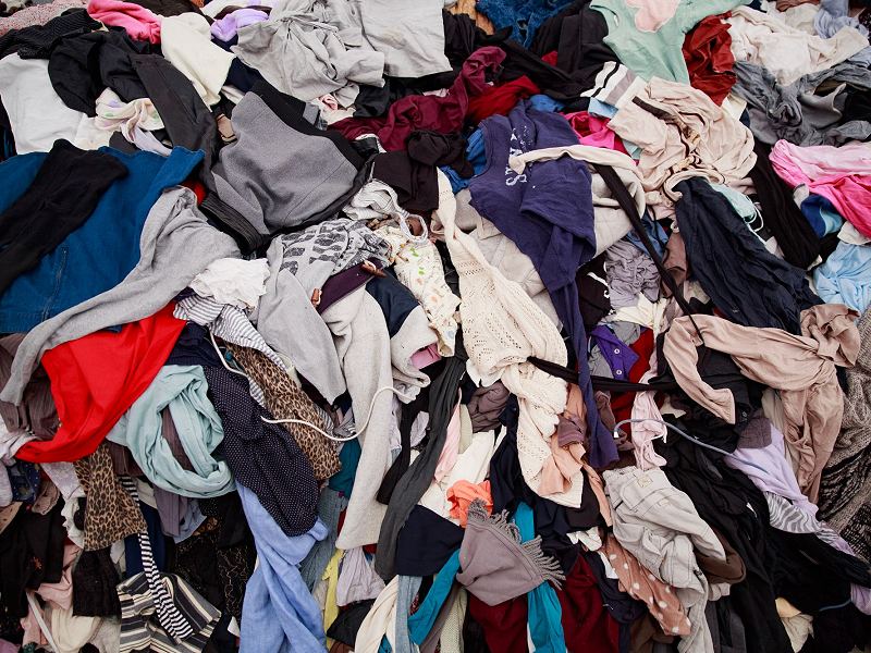 Gemischte Alttextilien aus Bekleidung und Heimtextilien vor der Ballierung